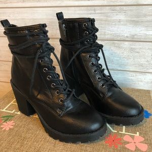 Chunky Heeled Lace Up Boots With Side Zipper.